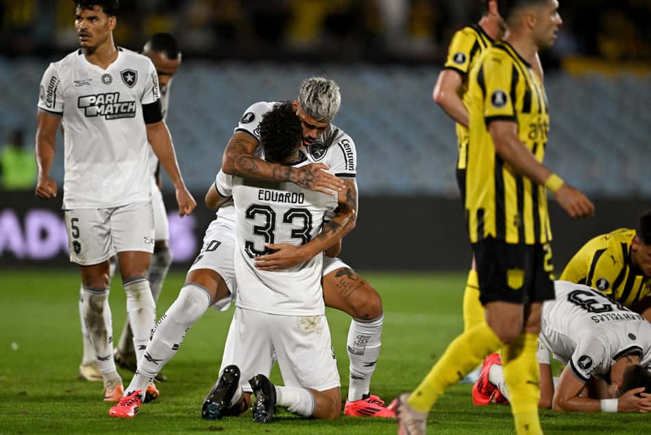 Alexander Barboza e Gregore se abraçam em comemoração a gol do Botafogo sobre o Peñarol