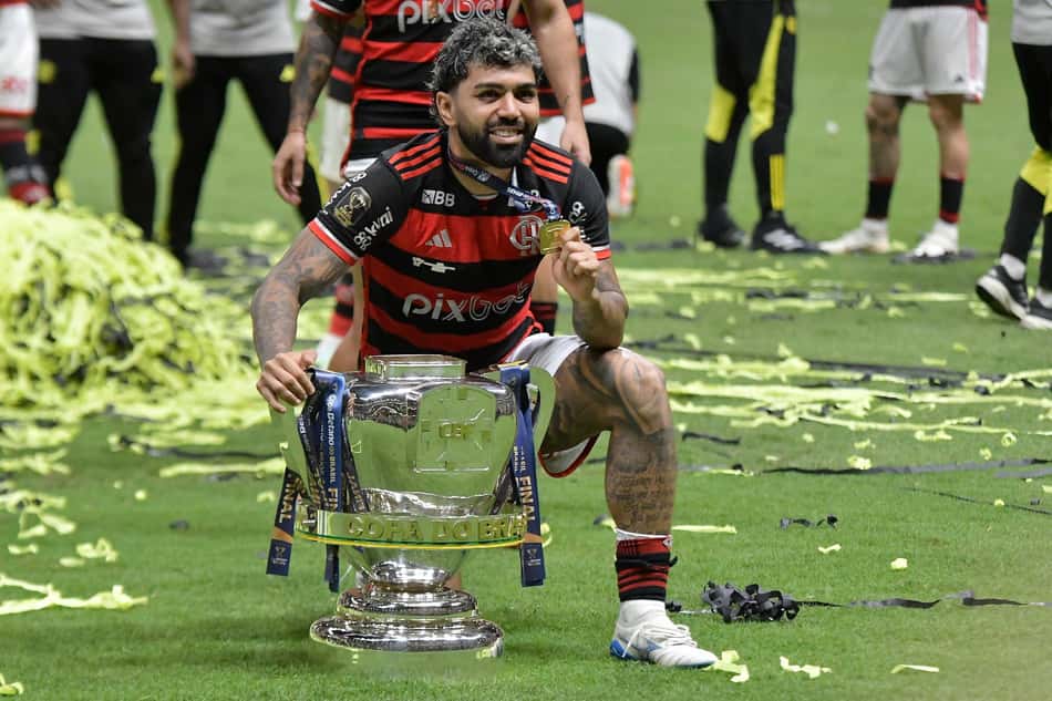 Gabigol com a taça da Copa do Brasi