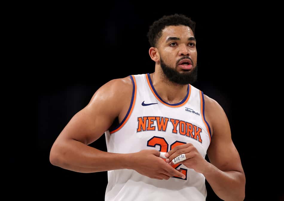 O jogador do New York Knicks, Karl-Anthony Towns (nº 32), segura o polegar após um arremesso no segundo tempo da partida contra o Brooklyn Nets, no Barclays Center, no bairro do Brooklyn, em Nova York. O New York Knicks derrotou o Brooklyn Nets por 99 a 95 (Foto: Elsa / Getty Images North America / Getty Images via Afp)