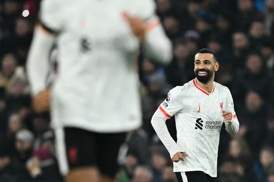 Futebol Internacional: o Liverpool recebe o Aston Villa para duelo na Premier League (Foto: Paul ELLIS / AFP)