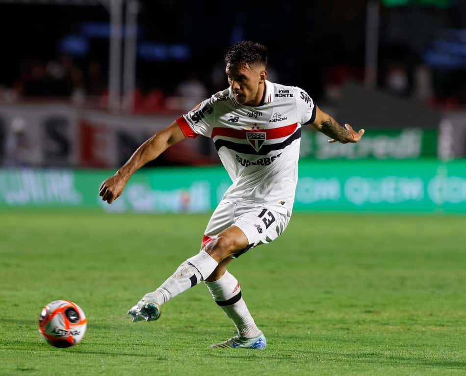 Enzo Dias atuando com a camisa do São Paulo