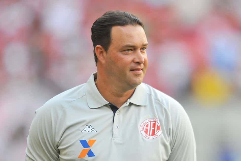 Paraná surpreende e anuncia Roberto Fernandes como novo técnico