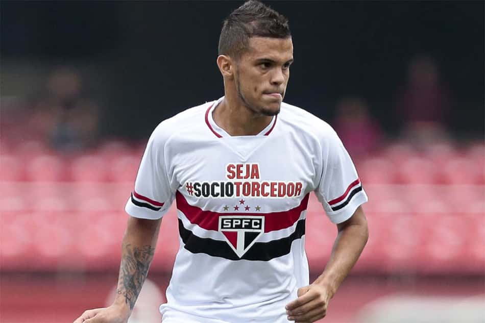 Com Samuel Xavier em alta, Auro afirma que pode jogar na esquerda