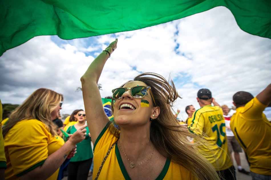 Montadoras investem no futebol para conquistar brasileiros