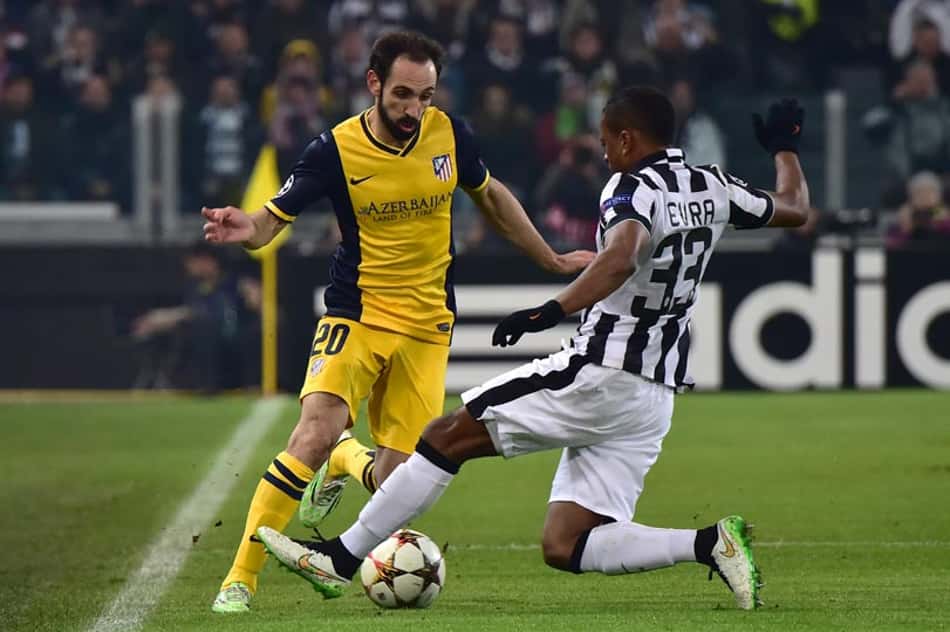 Patrice Evra e Juanfran - Juventus x Atlético de Madrid (Foto: Giuseppe Cacace/AFP)