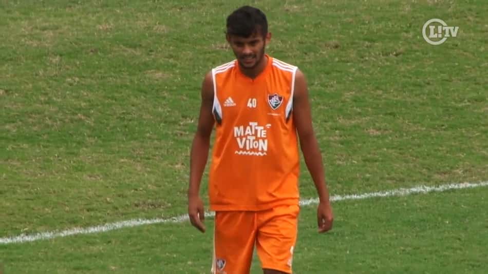Gustavo Scarpa mostra habilidade em treino do Flu (Reprodução)