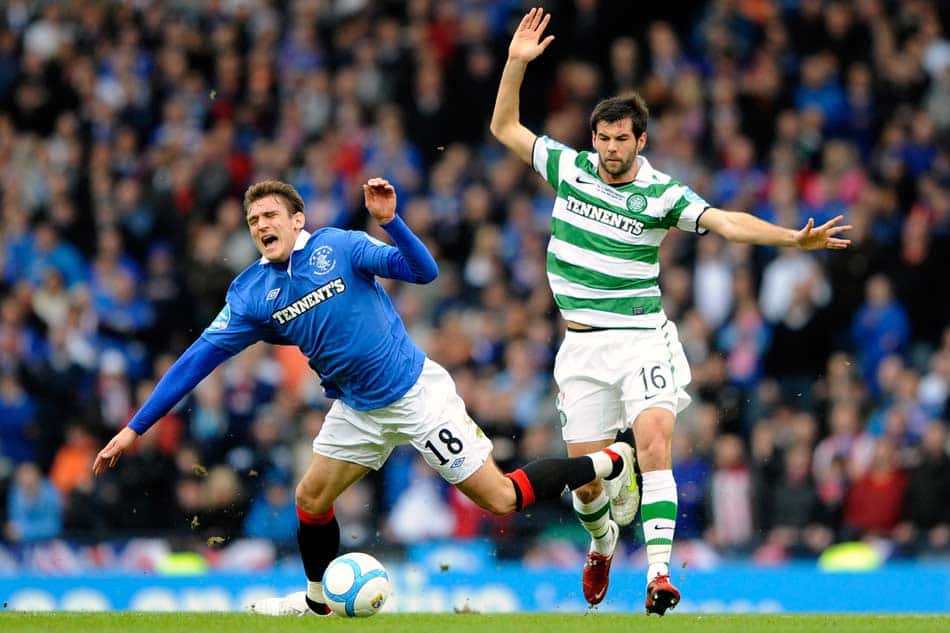 Jogador do Celtic e do Rangers em ação no maior clássico do país