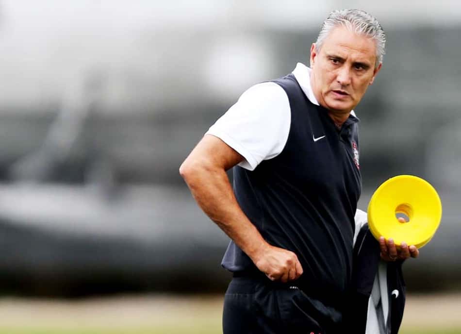 Timão ensaia ataques em treino e faz rachão antes de pegar Atlético-MG