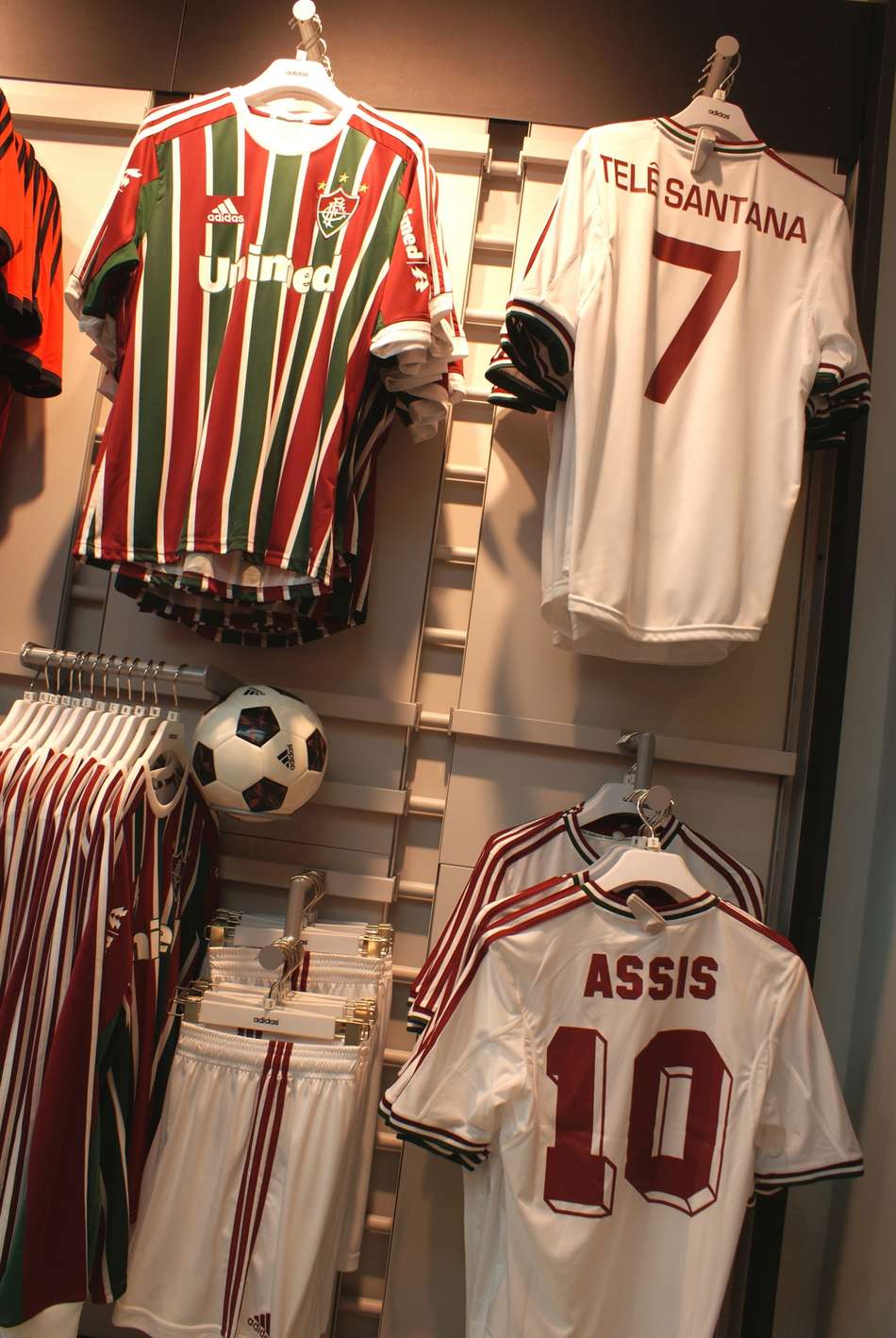 Adidas lança nova camisa do Fluminense mas se esquece da torcida