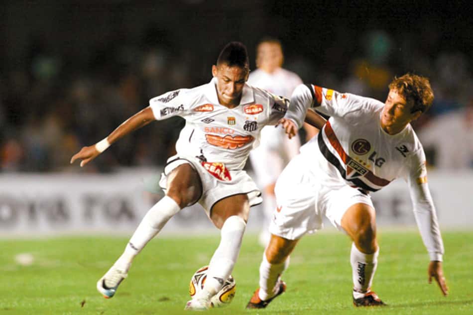 Dentinho volta a treinar, faz gol e afasta chance de ausência no Dérbi