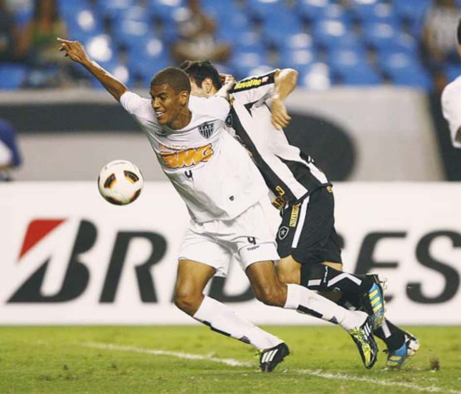 Jogo da Segundona de MG em campo de futebol americano