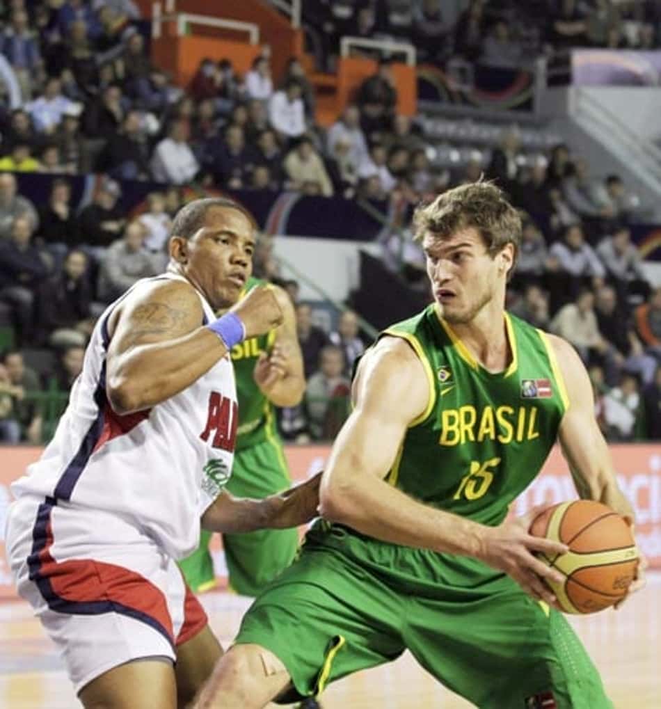Tiago Splitter e  Jose Lloreda - Brasil x Panamá (Foto: Andres Stapff/Reuters)