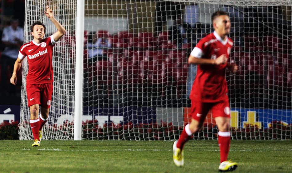 André ensaia cobranças de falta, vai mal, e só deixa o campo após gol