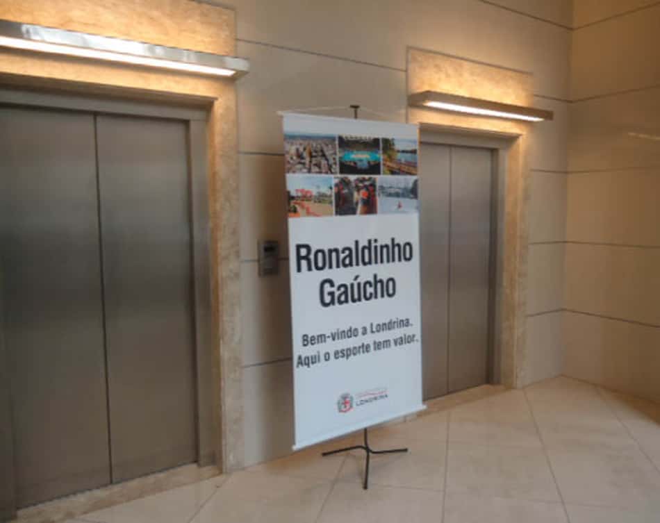 Meia do Voltaço recebe visita do filho em treino