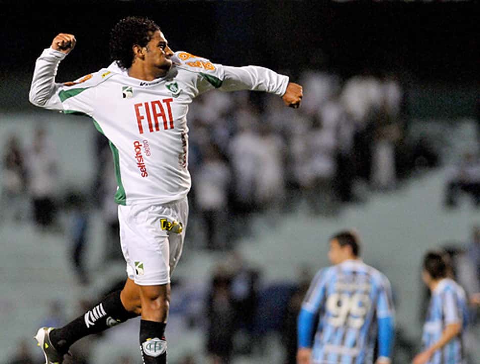 Em reencontro com o Inter, duelo Renan x Pato empata