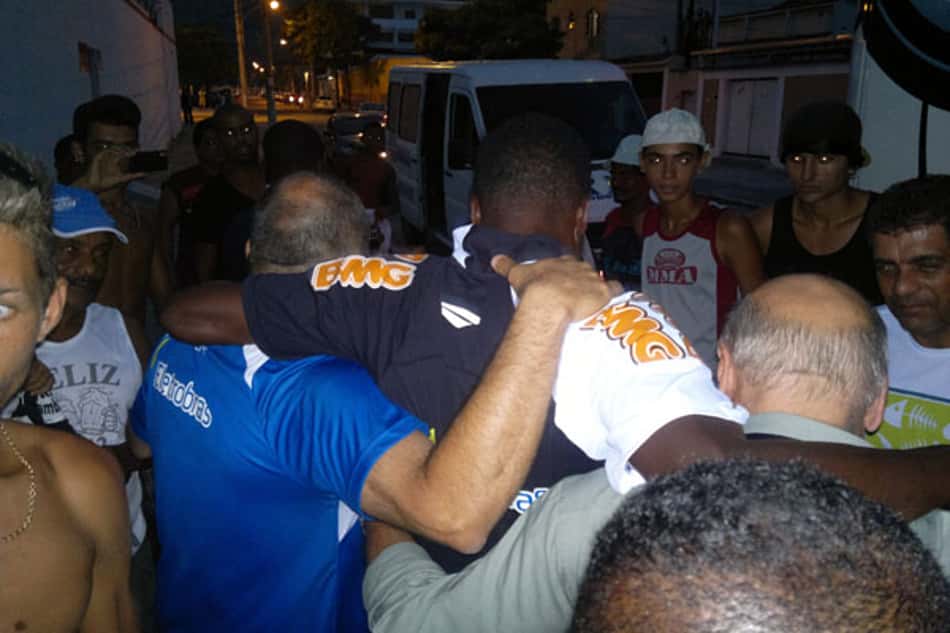 Tenório saindo do estádio após lesão (Foto: Agência Lance!)