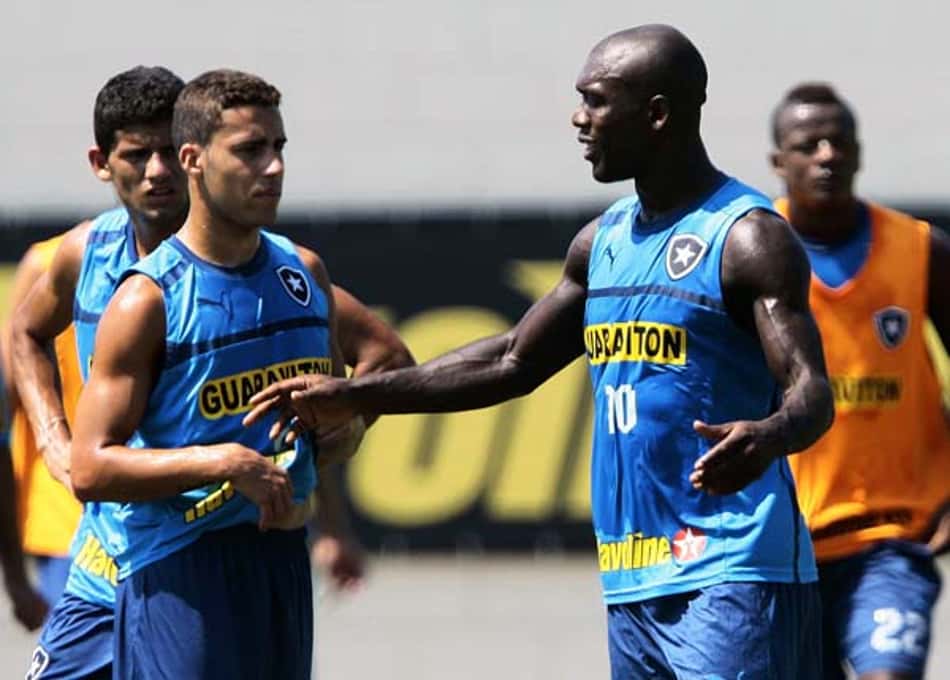 Deivid tenta fugir de polêmicas ao falar da estreia contra o Flamengo