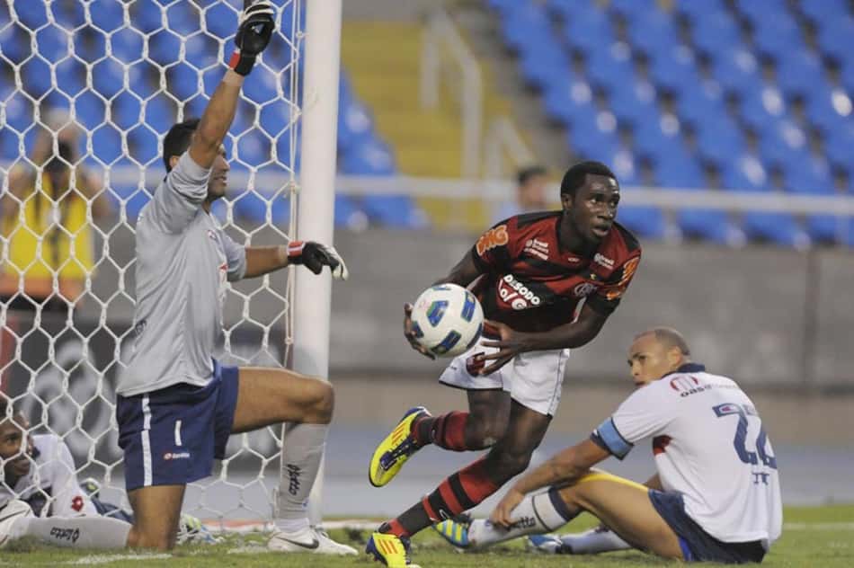 Eder Luis elogia lado direito da equipe cruz-maltina