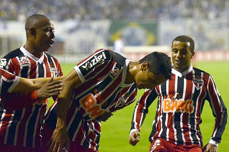 Dinei explica 'papo' com Felipão e aguarda chance entre os titulares