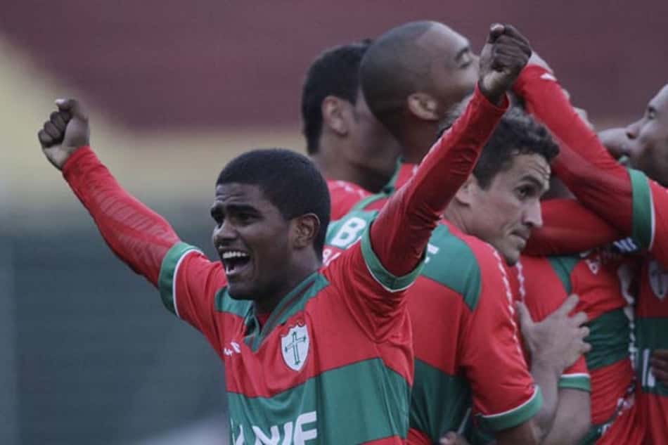 Sem defesa titular, Carpa relaciona jogadores para pegar o Flu