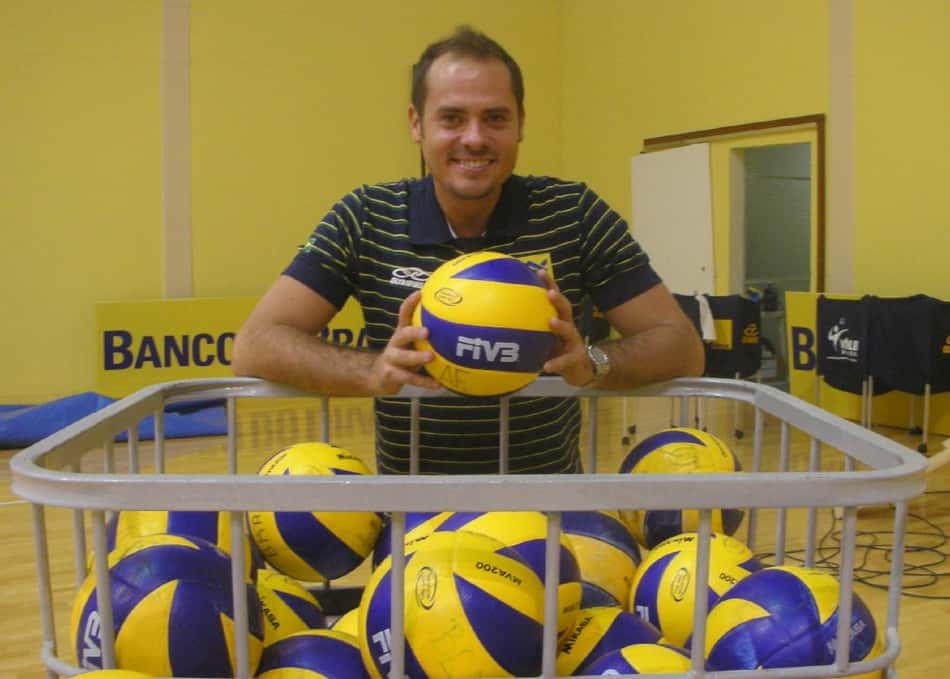 Ricardinho posa para foto durante treino da Seleção Brasileira em Saquarema (Foto: CBV)