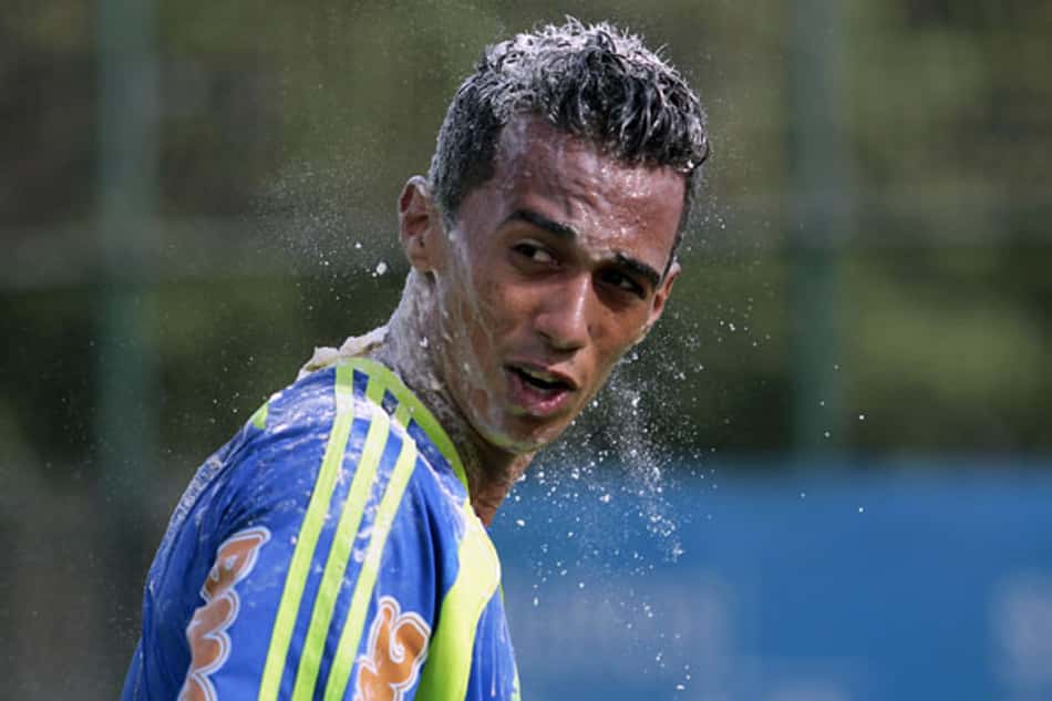 Na web, tricolores ironizam Fla e exaltam Celso Barros