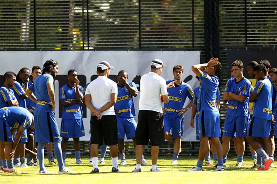 Volante Renato Augusto é reintegrado ao elenco do Vasco