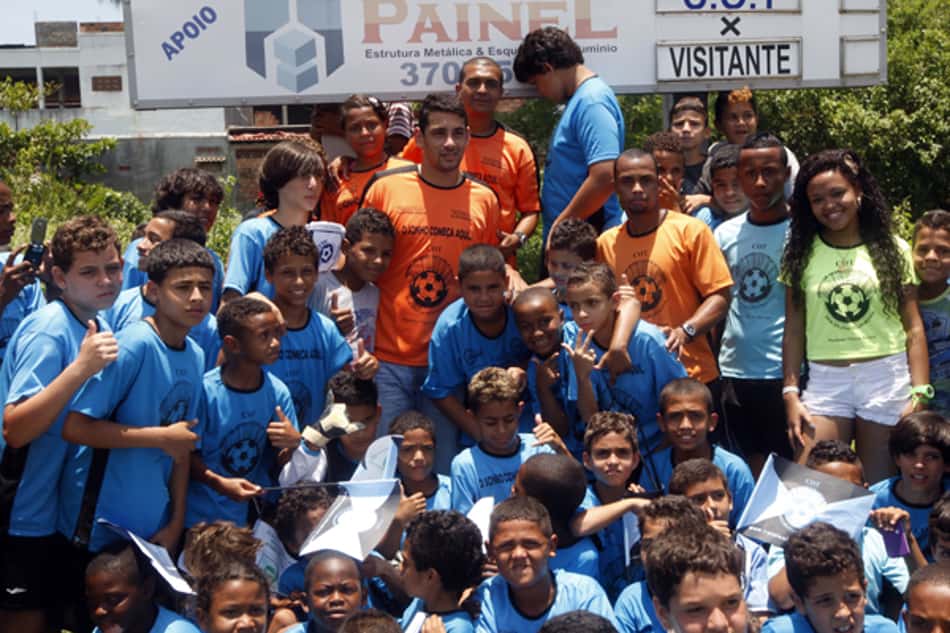 Em campanha publicitária do Santos, Neymar vira taxista