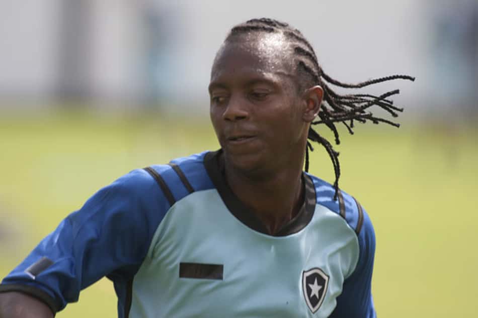 Cruzeiro confirma venda de 50% do atacante Kieza