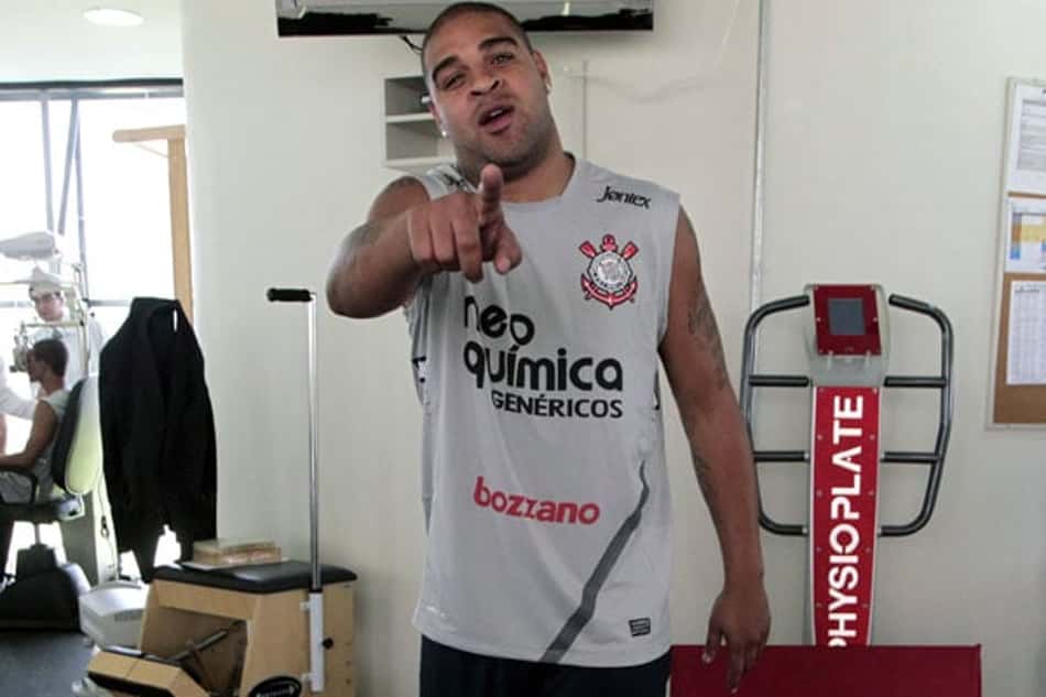 Médico rebate Adriano, que disse que foi 'mal operado' no Corinthians: 'Faltou a 49 sessões de fisioterapia'
