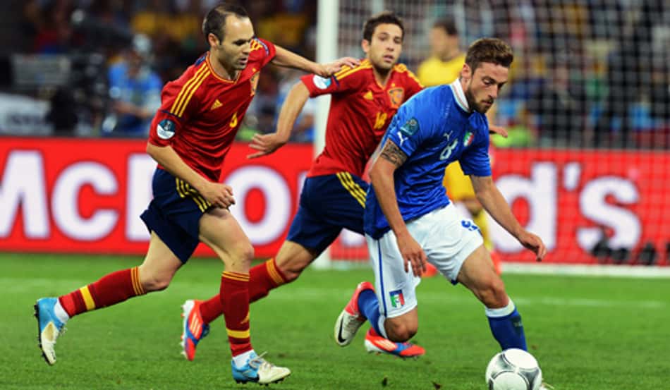 Espanha x Itália - Eurocopa - Iniesta e Marchisio (Foto: Patrick Hertzog/AFP)