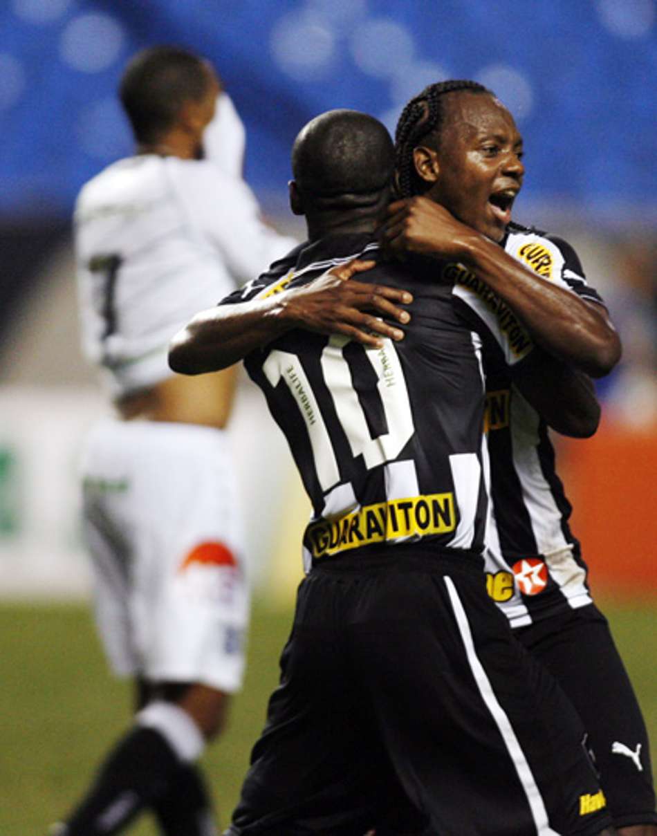 Jogadores comemoram empate contra o Internacional
