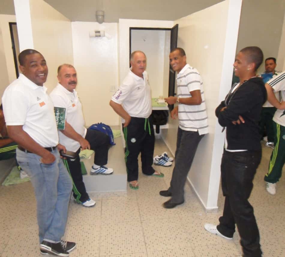Rivaldo visita vestiário alviverde e conversa com Felipão