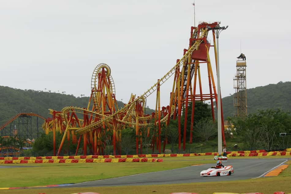 Montanha-russa importada é atração das 500 Milhas de Kart