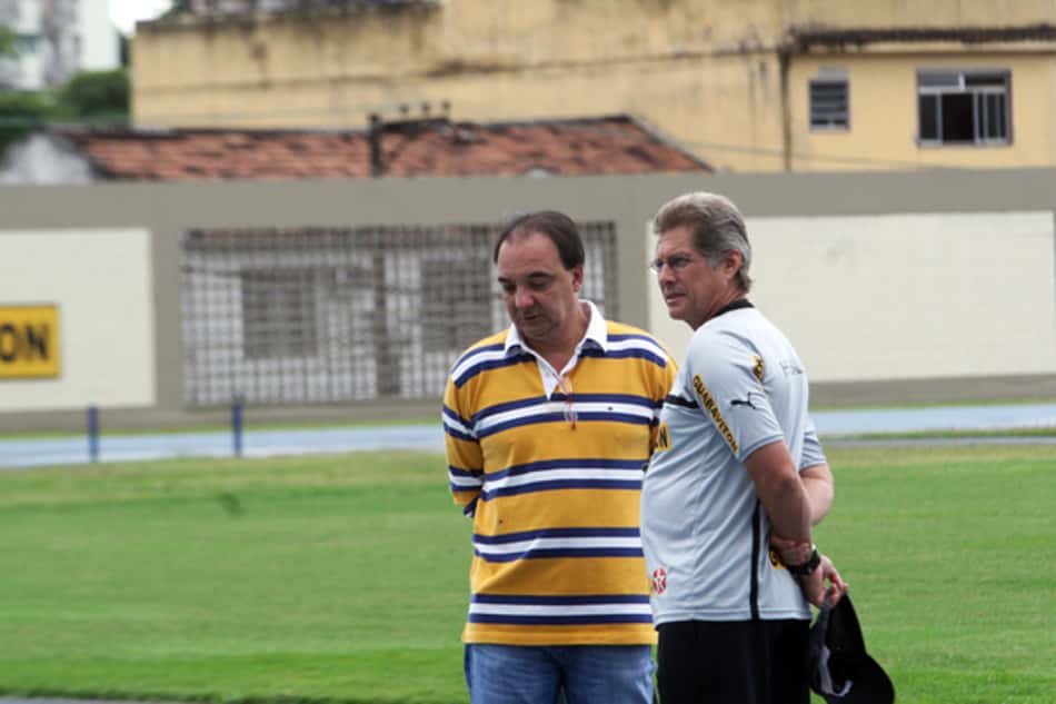 FOTO: Vice de futebol assiste a treino do Botafogo e conversa com Oswaldo