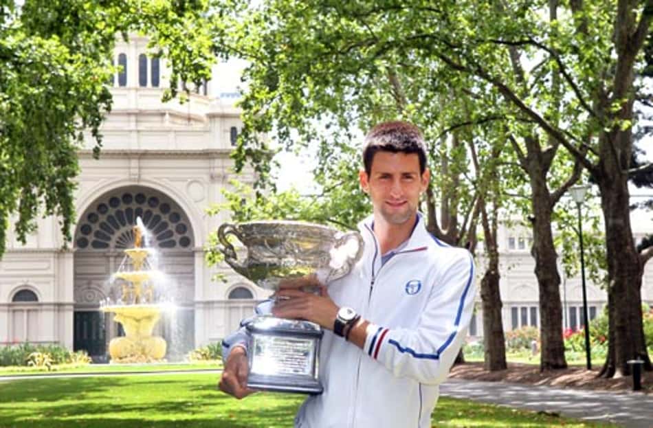 Djokovic posa com troféu do Australian Open