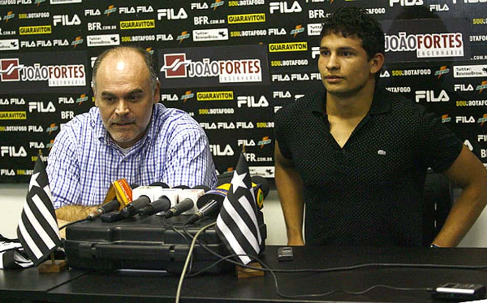 Elkeson é apresentado e alivia presidente do Botafogo