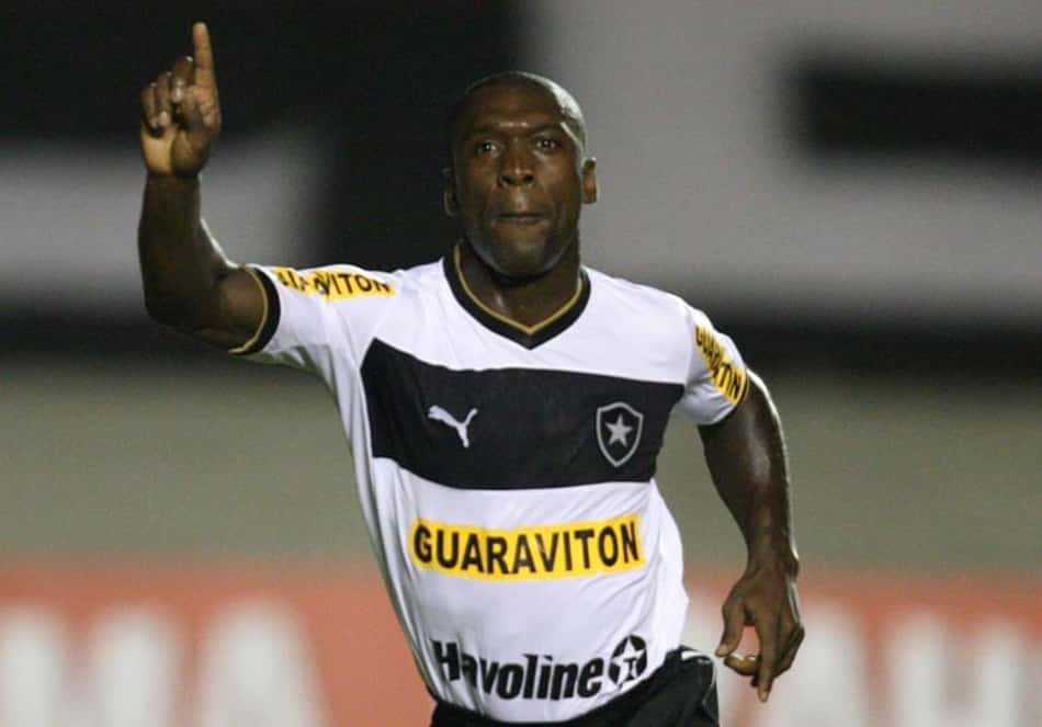 Seedorf faz golaço de falta e Botafogo vence o Atlético-GO