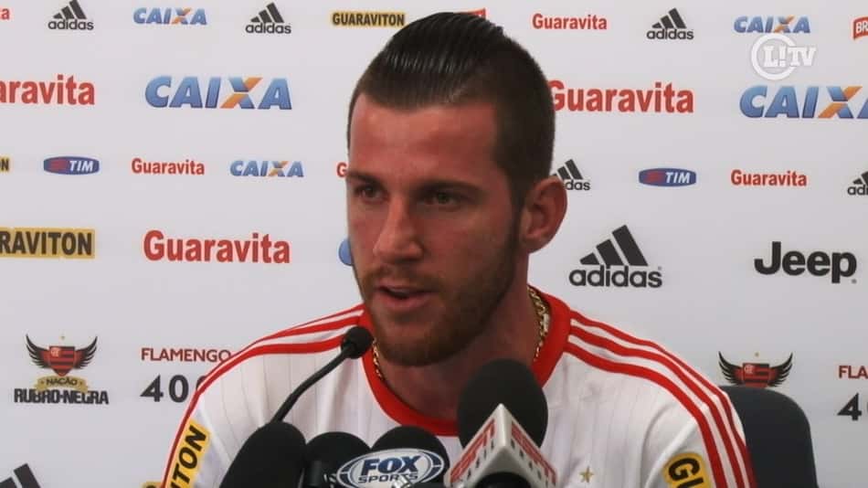 VÍDEO: Paulo Victor comenta situação de afastados no Fla: 'Cada um faz o que quer'