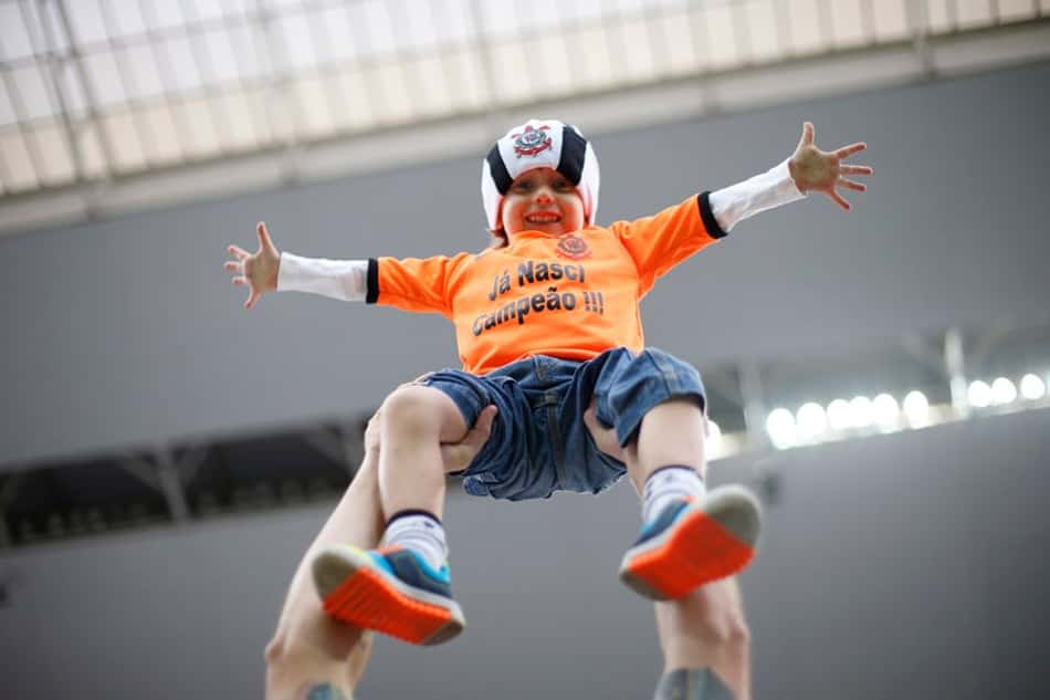 Timão bate o Coxa no fim com Arena lotada