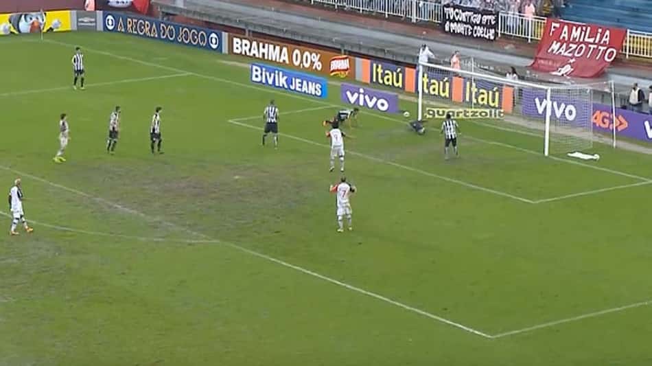 Debaixo de chuva e gramado ruim, Joinville e Santos empatam sem gols