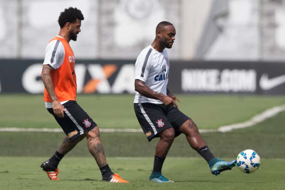 Cristian e Love travaram disputa no treino desta quarta (Foto: Daniel Augusto Jr/Ag. Corinthians)