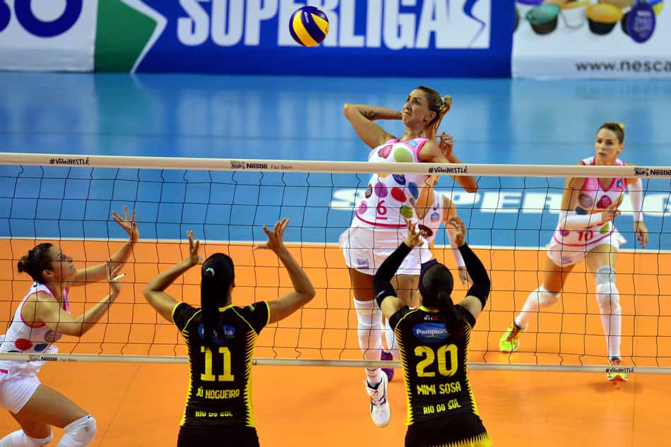 Dani Lins aciona Thaisa, pela equipe de Osasco (Foto: Divulgação/João Pires/Fotojump )
