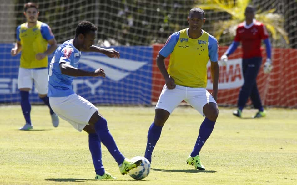 Com seis desfalques, Mano relaciona 22 atletas para o jogo contra o Sport