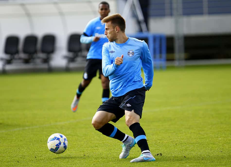 Bressan pode ter chance na zaga do Grêmio contra o Fluminense