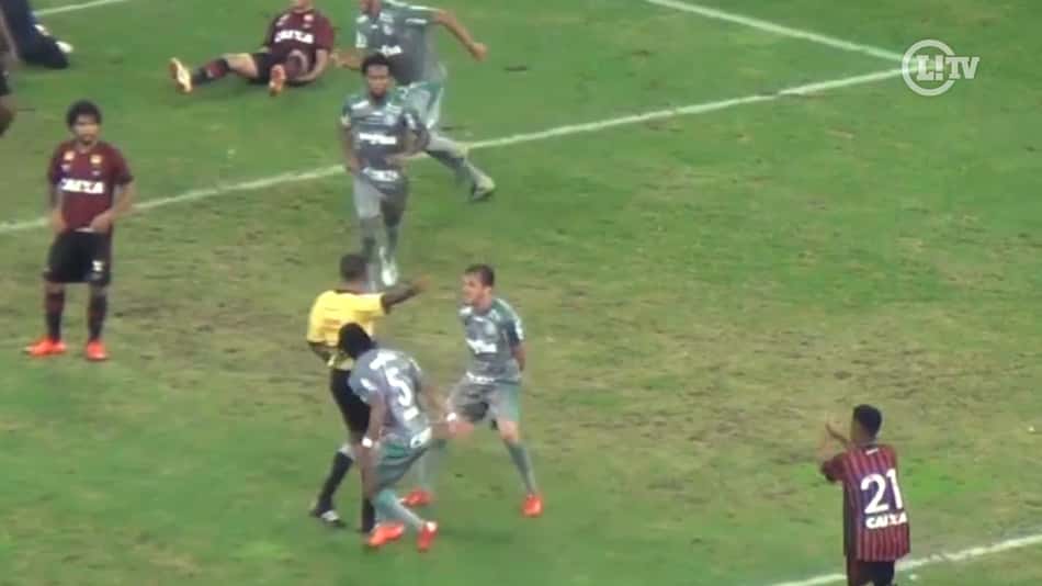 VÍDEO: Gol de empate do Palmeiras acaba em expulsão por provocação ao juiz