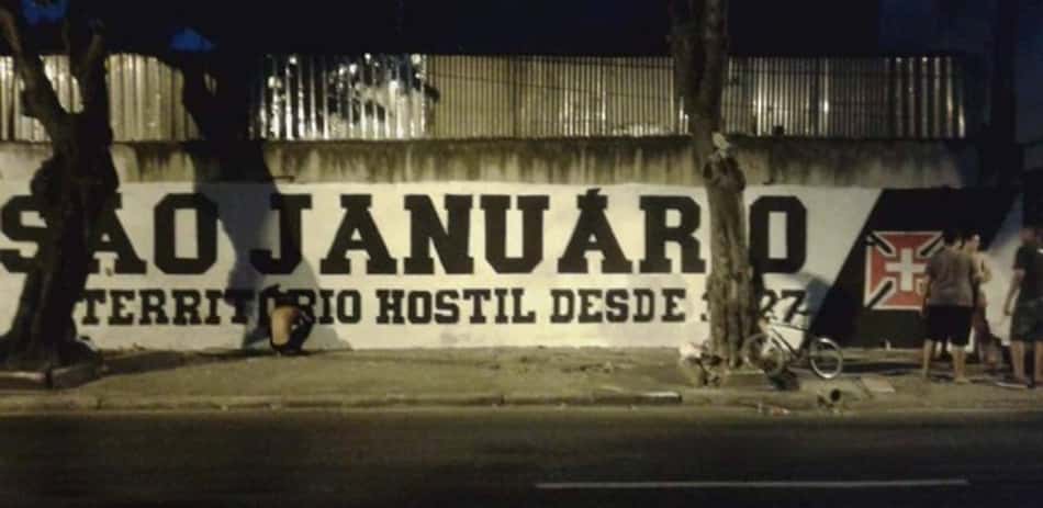 Muro em frente ao estádio tem frase que destaca São Januário como