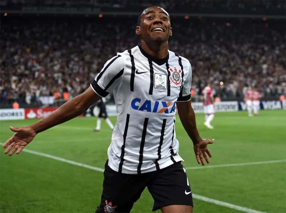 Elias teve passagens por Flamengo e Corinthians (Foto: Nelson Almeida/AFP)