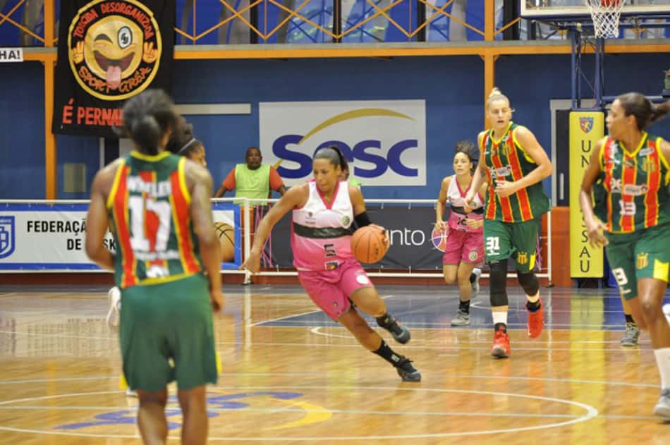Basquete feminino: América-PE quase se complica diante do lanterna