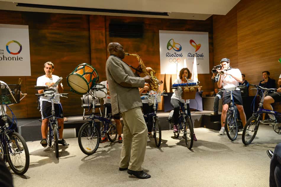Camaronês Manu Dibango e músicos da Orquestra Ciclofônica celebraram acordo entre Rio-2016 e Organização Internacional da Francofonia (Foto: Alex Ferro / Divulgação Rio 2106)